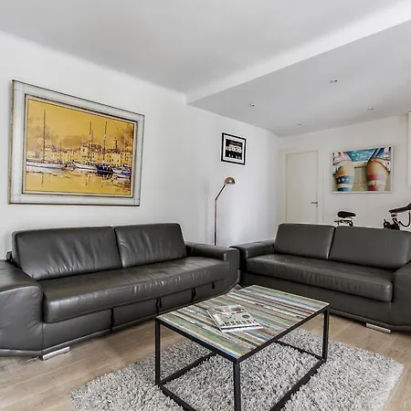 Spacious Flat Near Arc De Triomphe شقة