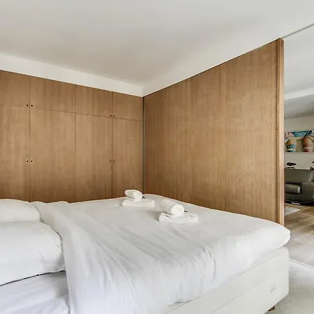 Spacious Flat Near Arc De Triomphe شقة